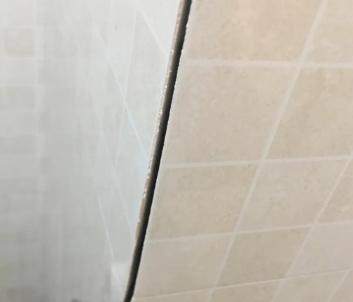怀仁瓷砖空鼓维修公司分享阳台瓷砖脱落的修复过程可以分为以下几个步骤