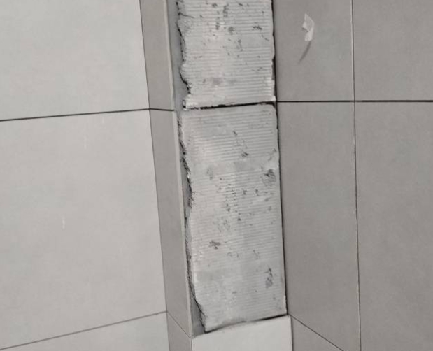 怀仁瓷砖空鼓维修公司分享下瓷砖施工前基层浇水润湿程度不足，可能导致以下问题