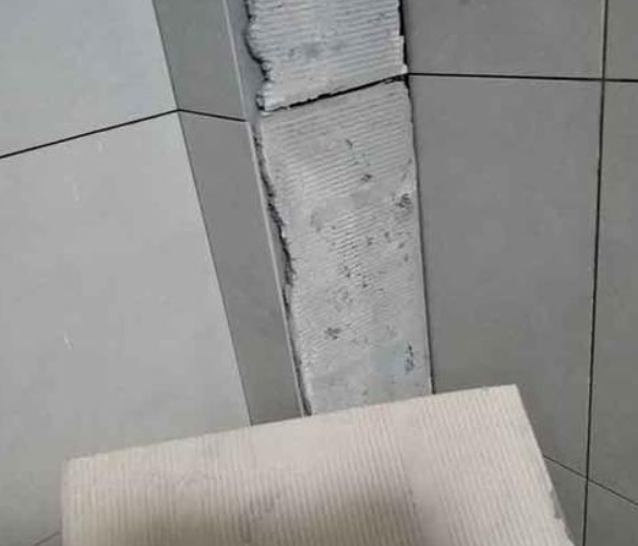 怀仁瓷砖空鼓维修公司分享下厨房瓷砖脱落的补救措施。